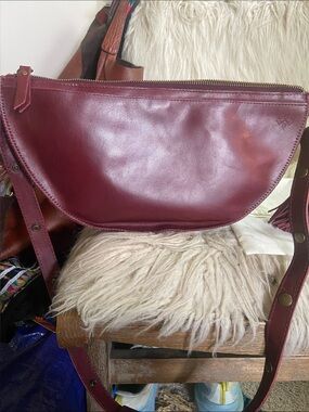 Lyons leather co. Queen cherry bee standard strap less than 2 weeks old